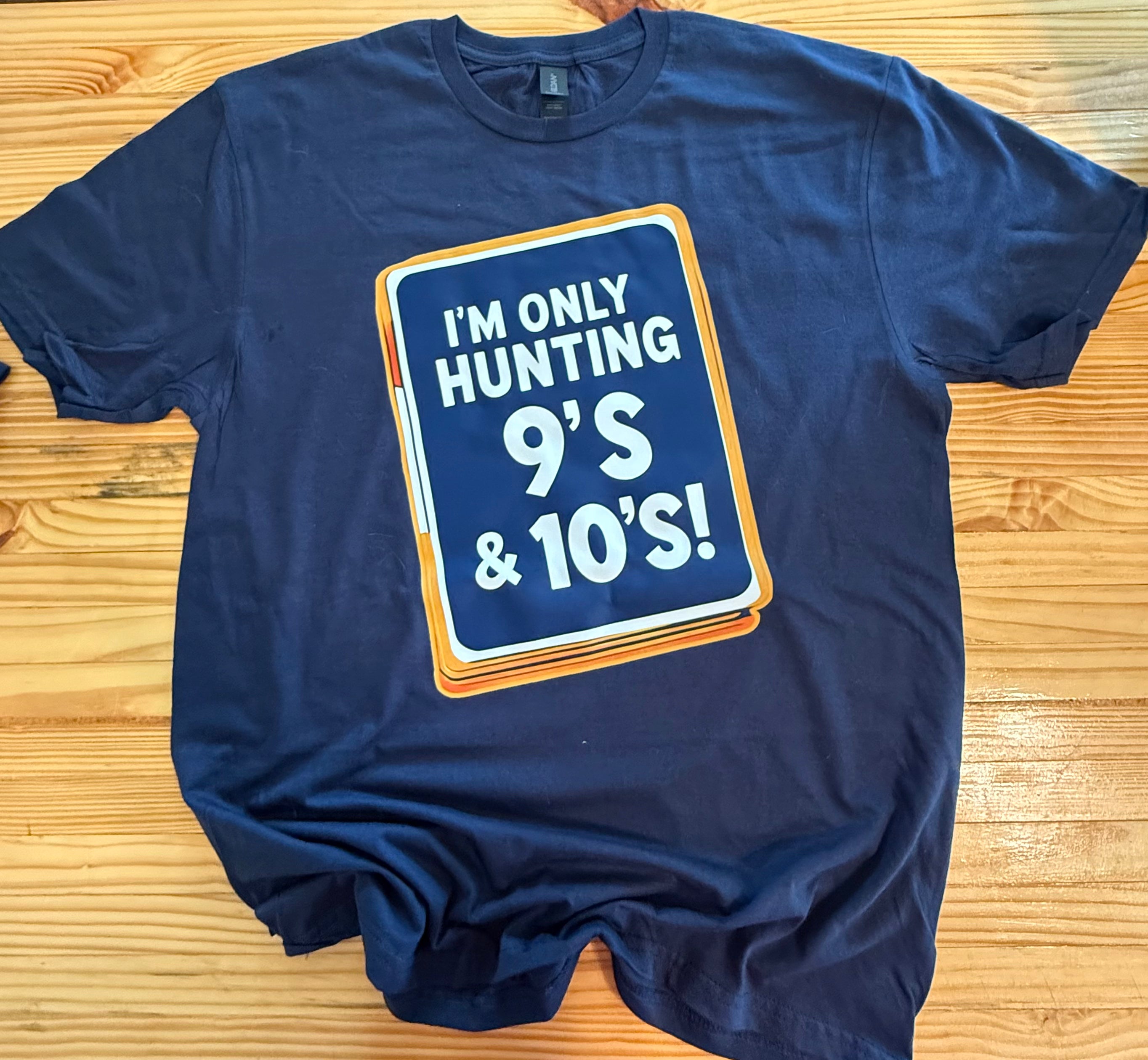 Gildan "Hunting 9s & 10s" Sport's Card Collectors Edition T-Shirt Softstyle 100% Cotton Navy Tee for Collectors Comfortable & Durable Gift for Sports Card Enthusiasts Menswear Stylish Streetwear Top