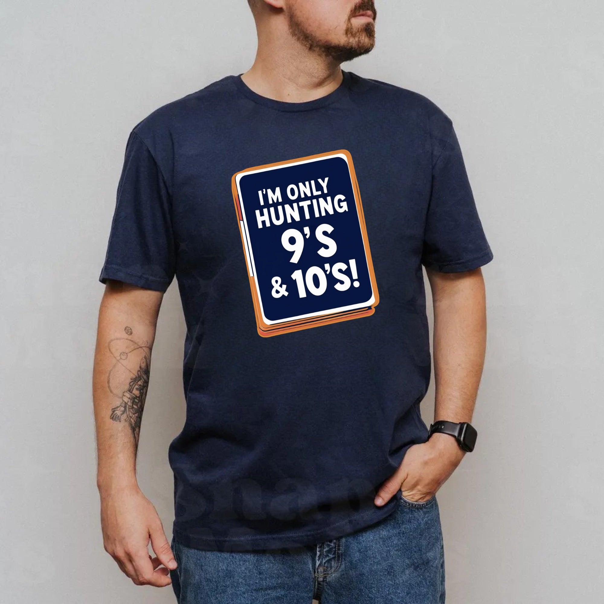 Gildan "Hunting 9s & 10s" Sport's Card Collectors Edition T-Shirt Softstyle 100% Cotton Navy Tee for Collectors Comfortable & Durable Gift for Sports Card Enthusiasts Menswear Stylish Streetwear Top